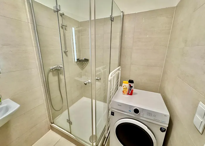 Modern 2 Bedroom With Free Parking *