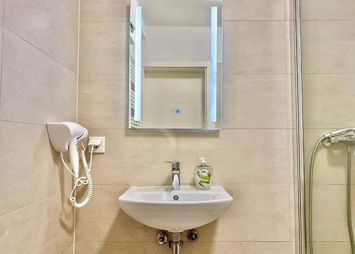 Modern 2 Bedroom With Free Parking